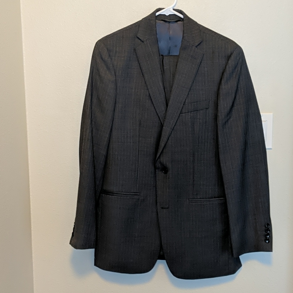 Dark gray/black suit